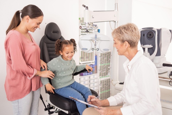 optimetrist making patient centered care a priority with a child patient